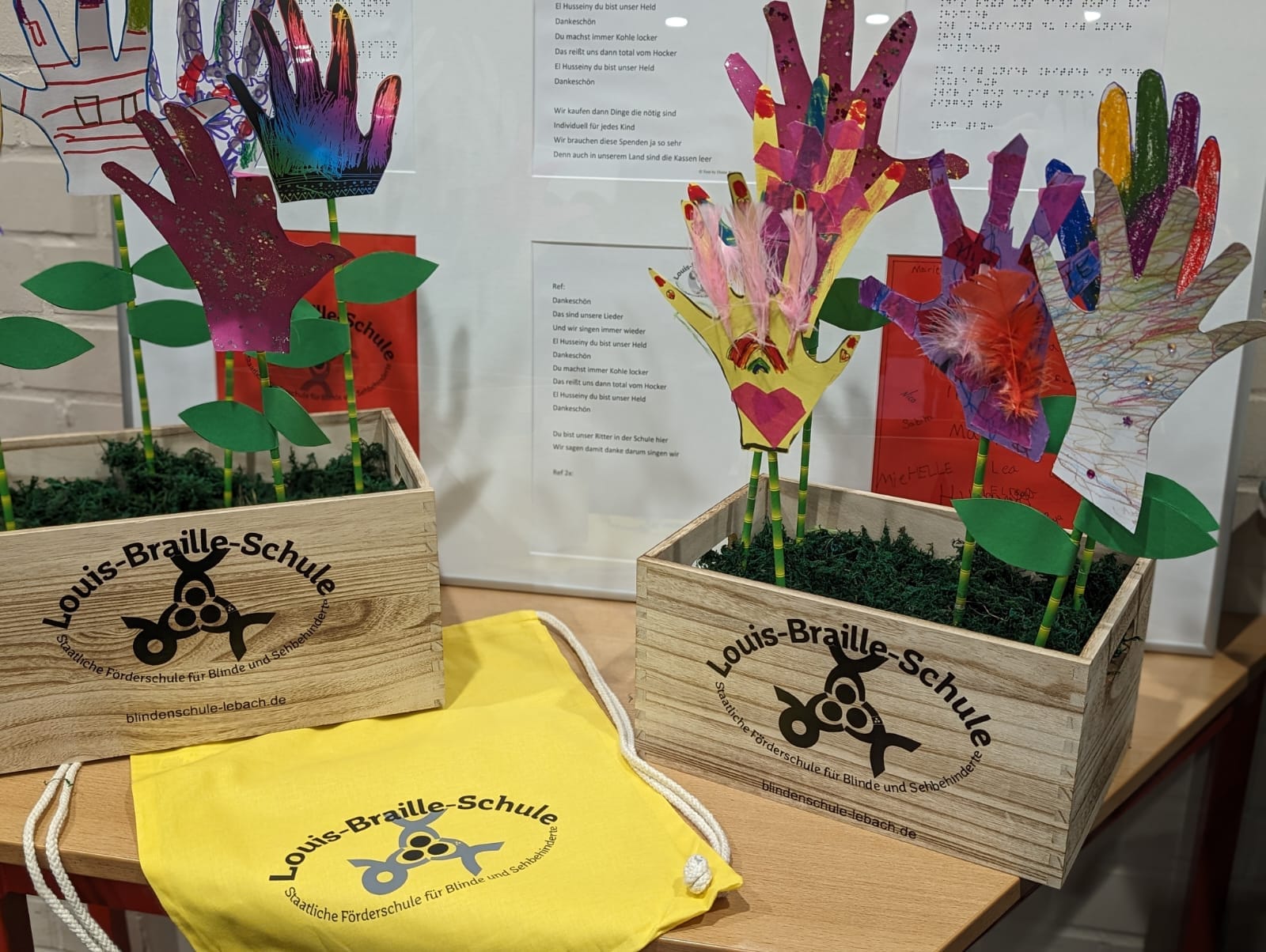 Geschenke%20zur%20Spenden%C3%BCbergabe%20erstellt%20von%20unseren%20Sch%C3%BClern Geschenke%20zur%20Spenden%C3%BCbergabe%20erstellt%20von%20unseren%20Sch%C3%BClern